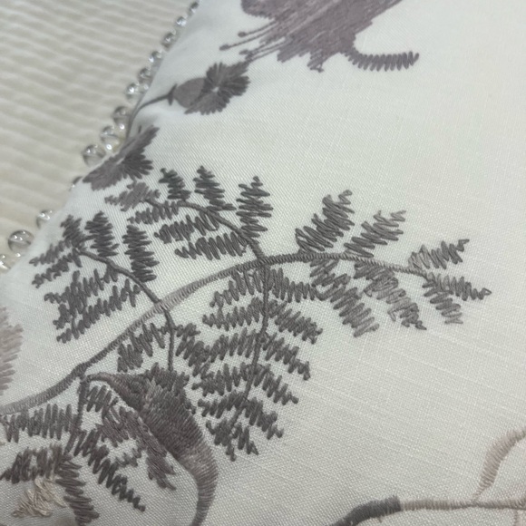 EASTERN ACCENTS / NAOMI FLORAL ACCENT PILLOW IN LILAC (2 Pillows) - Picture 10 of 16